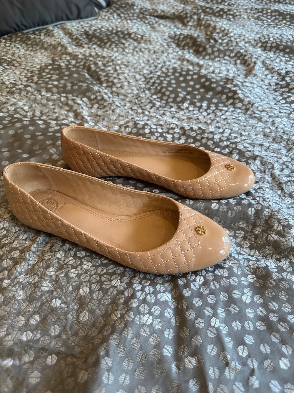 Tory Burch Quilted Patent Leather Ballet Flats in Nude Pink Beige size 8